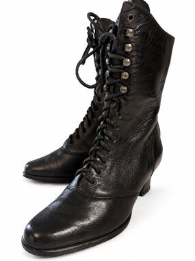 Vintage Victorian-style leather lace up boot 80s Ros Hommerson heeled booties- 6